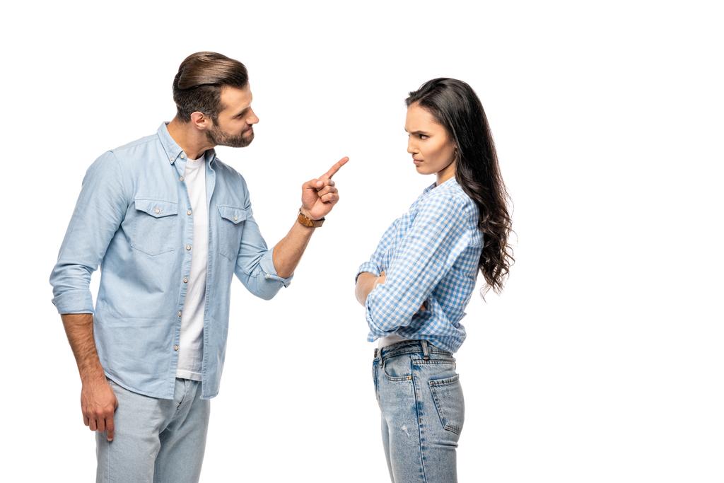 hombre enojado señalando con el dedo a la joven mujer aislada en blanco
 - Foto, imagen