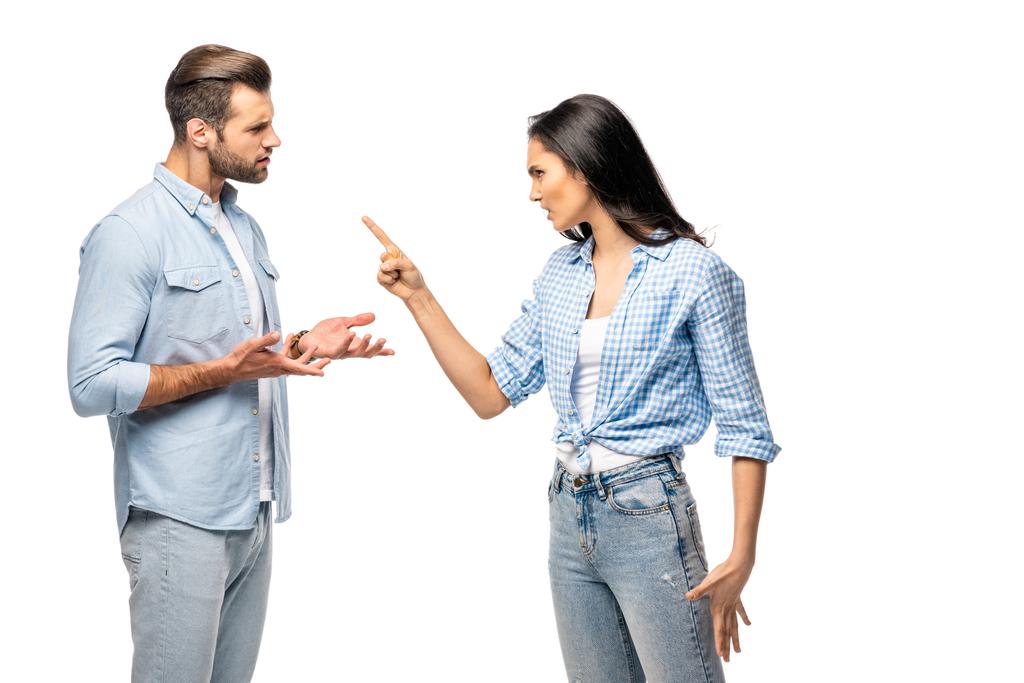 donna arrabbiata che punta con il dito contro l'uomo isolato su bianco
 - Foto, immagini
