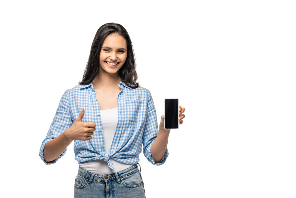 glückliches Mädchen mit Daumen nach oben Zeichen zeigt Smartphone mit leerem Bildschirm isoliert auf weiß - Foto, Bild