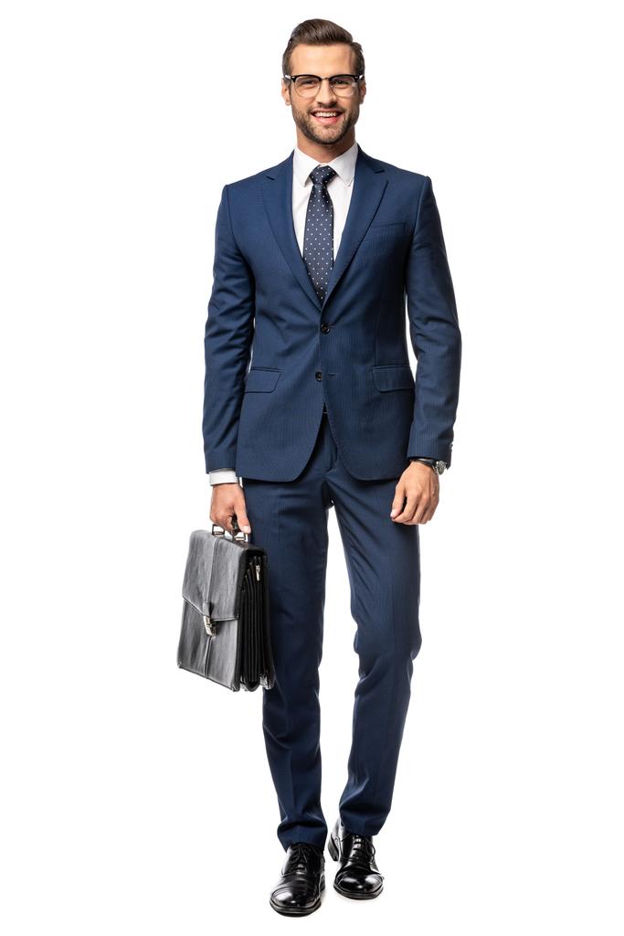 guapo hombre de negocios sonriente en traje con maletín aislado en blanco
 - Foto, Imagen