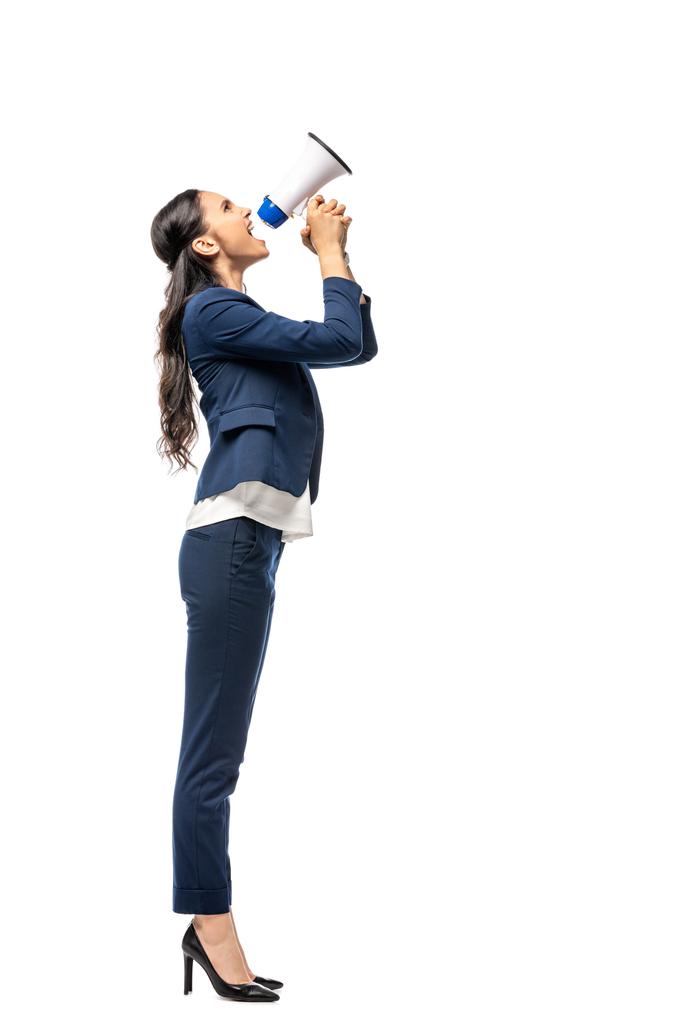 hermosa mujer de negocios en traje gritando en boquilla aislado en blanco
 - Foto, Imagen