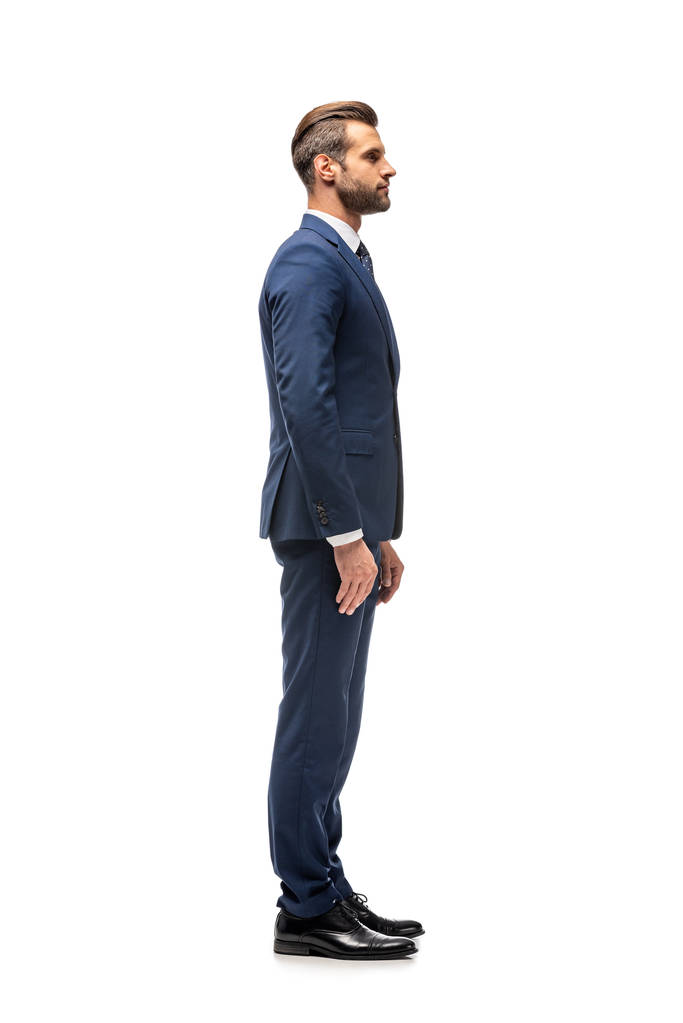 vista lateral de hombre de negocios guapo en traje aislado en blanco
 - Foto, imagen