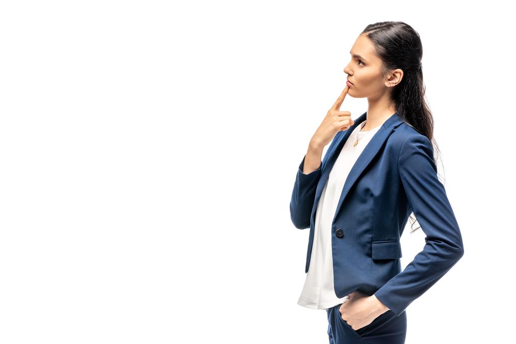 nachdenkliche Geschäftsfrau im Anzug berührt Kinn isoliert auf Weiß - Foto, Bild