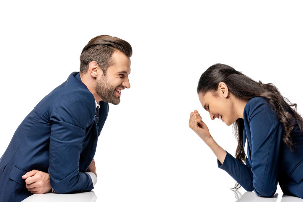zakenman en zakenvrouw in formele slijtage lachen geïsoleerd op wit - Foto, afbeelding