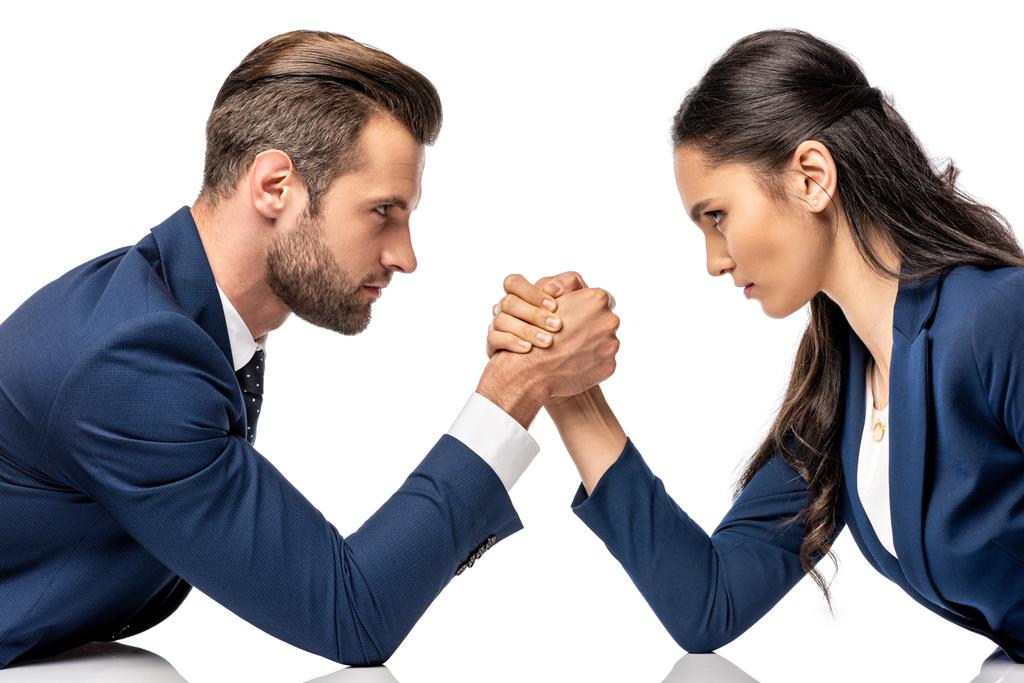 Geschäftsmann und Geschäftsfrau in formeller Kleidung Armdrücken isoliert auf weiß - Foto, Bild