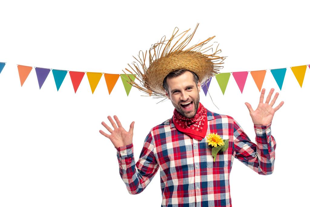 お祝いの花輪の近くでわら帽子ジェスチャーの幸せな男は白に孤立 - 写真・画像