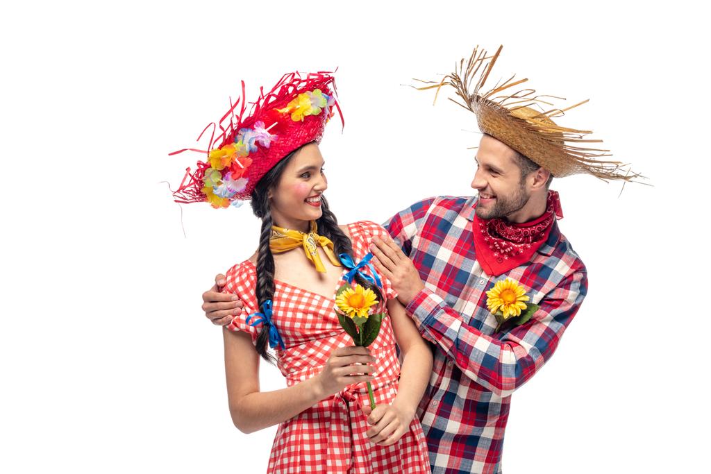 Lächelnder Mann und junge Frau in festlicher Kleidung mit Sonnenblumen auf weißem Grund - Foto, Bild
