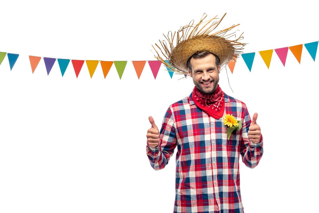 felice uomo in paglia cappello mostrando pollici verso l'alto vicino bandiera ghirlanda isolato su bianco
 - Foto, immagini