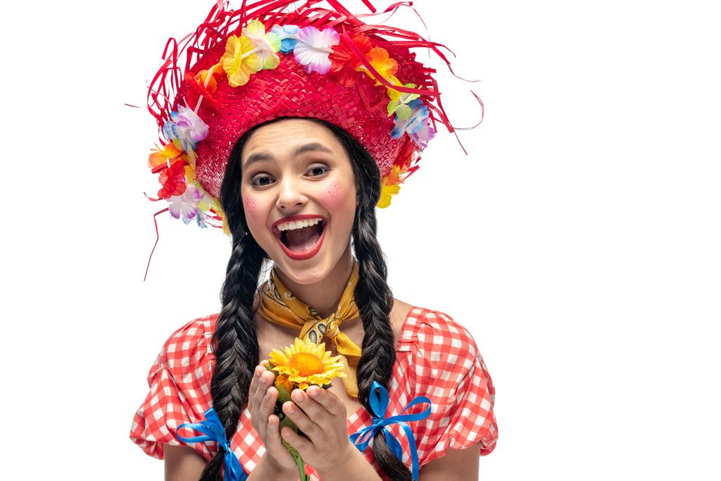 szczęśliwy dziewczyna w uroczystej odzieży i słomy kapelusz gospodarstwa słonecznik na białym tle - Zdjęcie, obraz