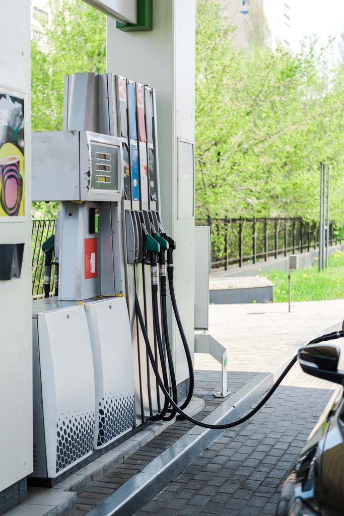 foyer sélectif de ravitaillement automobile avec benzine sur la station-service
  - Photo, image