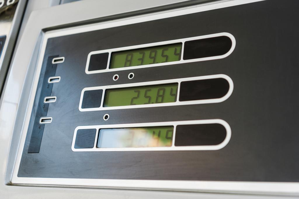 lage hoek weergave van prijsaanduiding op benzine en benzine bij benzinestation  - Foto, afbeelding