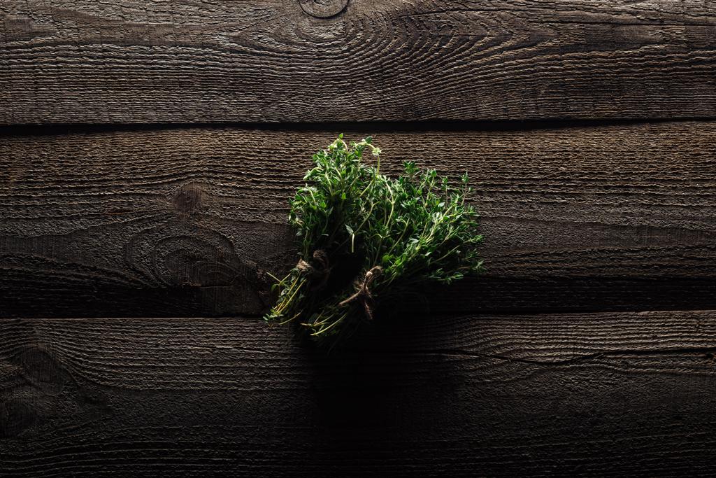 vista dall'alto del timo verde su tavolo rustico marrone in legno
 - Foto, immagini