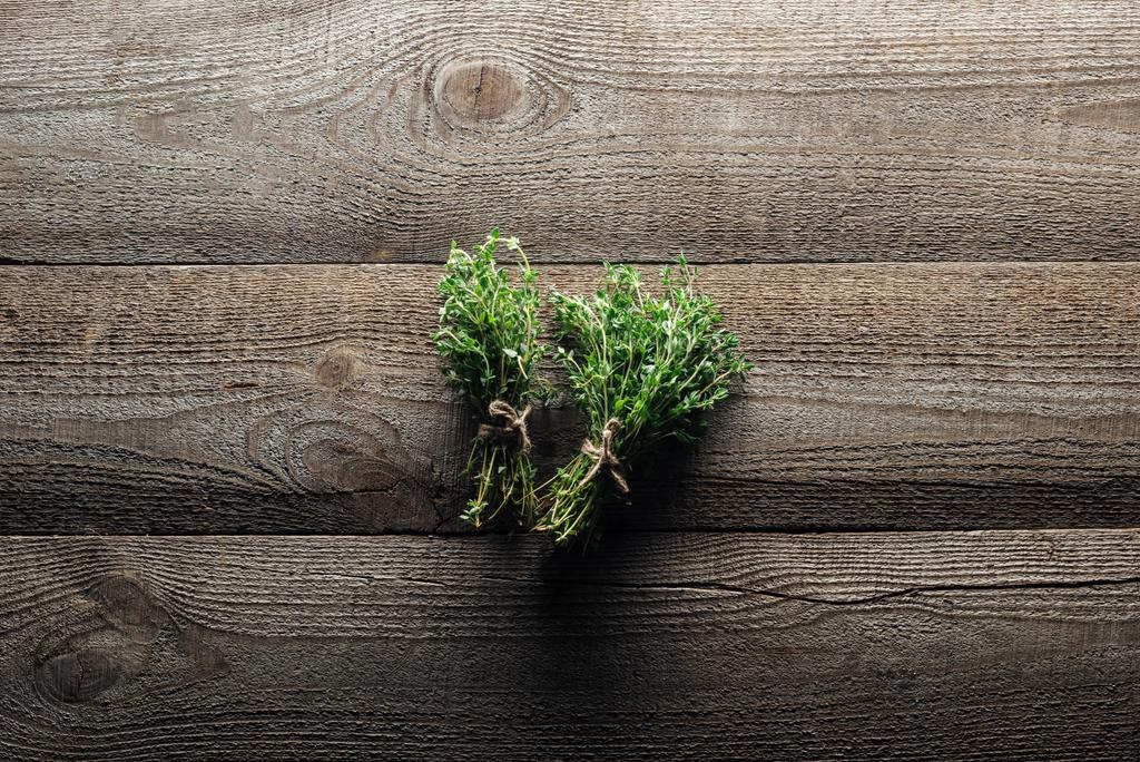 vista superior de tomillo verde sobre mesa envejecida de madera
 - Foto, imagen