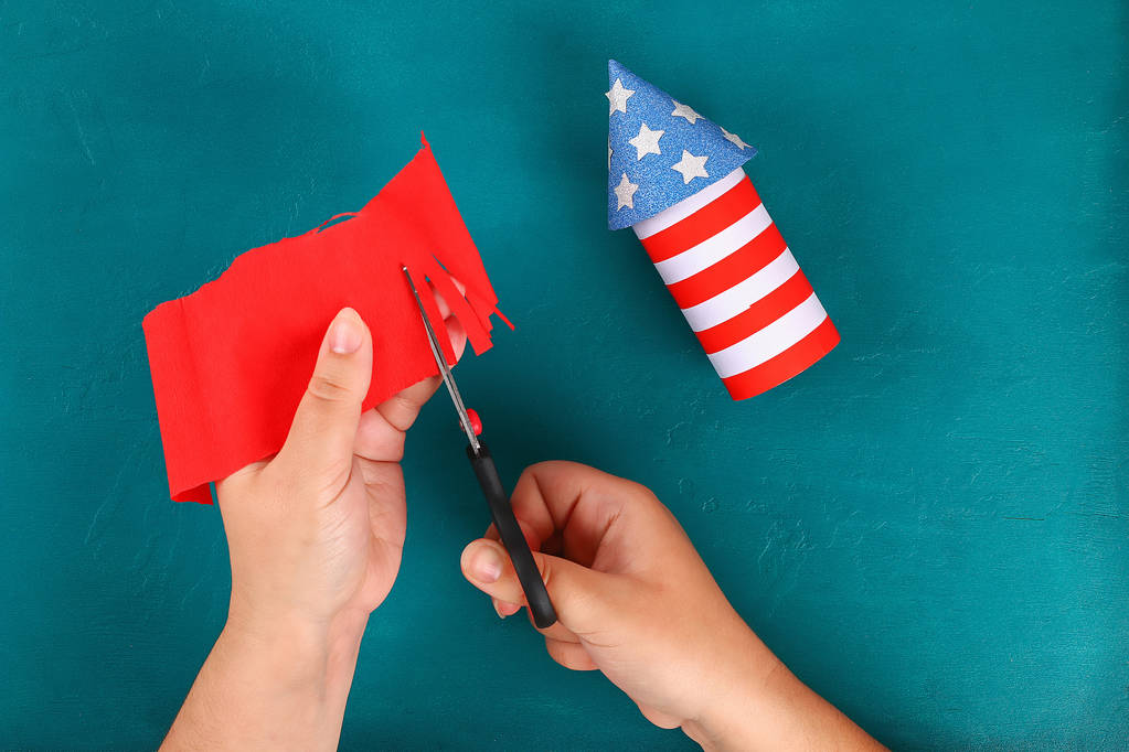 Diy 4 luglio manicotto del water petard, carta, colore cartone Bandiera americana rosso blu bianco
 - Foto, immagini
