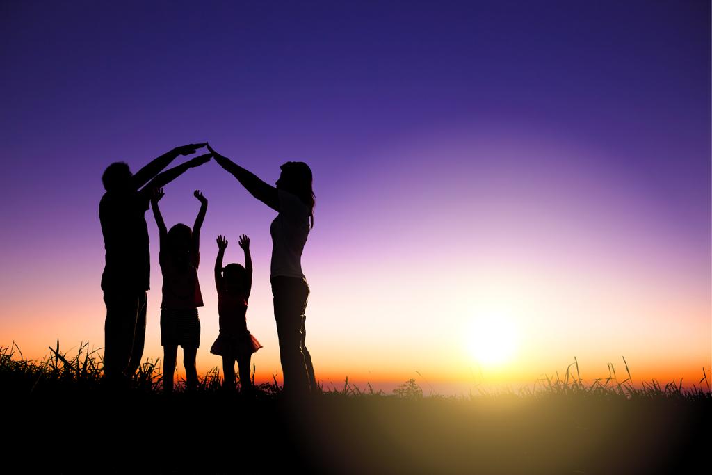 família feliz fazendo sinal de casa na colina com backgroun nascer do sol
 - Foto, Imagem