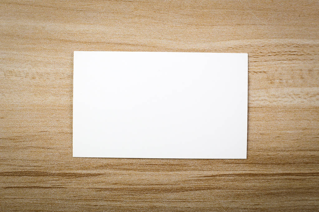 Пустая карточка на деревянном столе
 - Фото, изображение