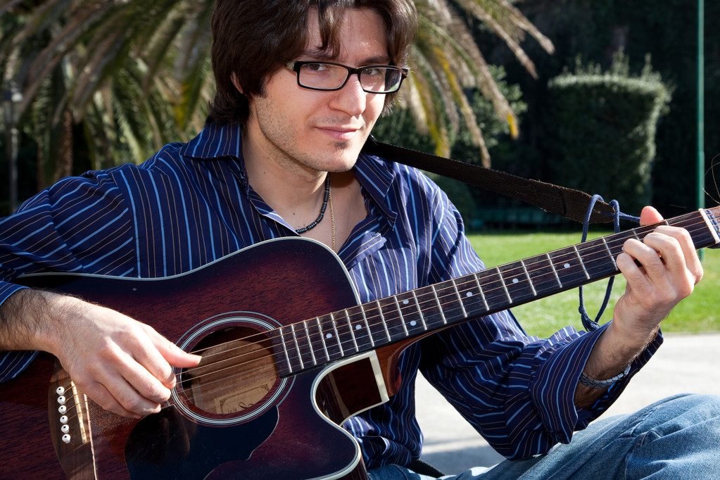 Mann und seine akustische Gitarre - Foto, Bild