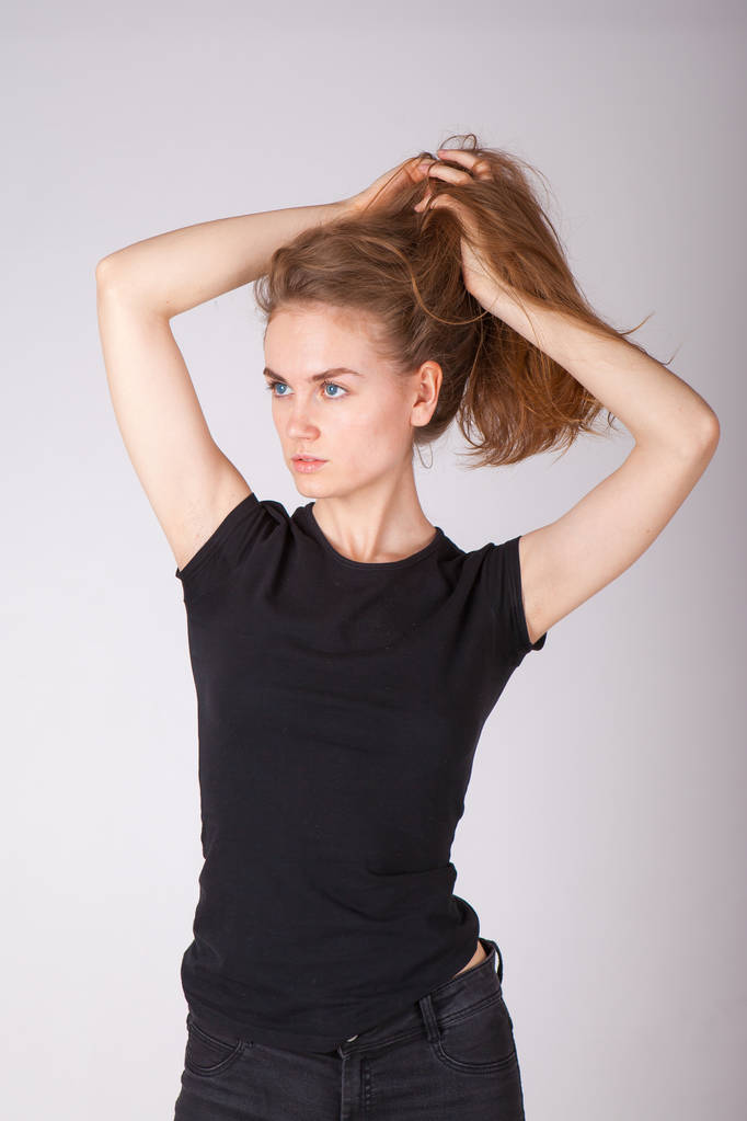 στούντιο πορτραίτο ενός λεπτού νεαρή γυναίκα με μαύρα ρούχα - Φωτογραφία, εικόνα
