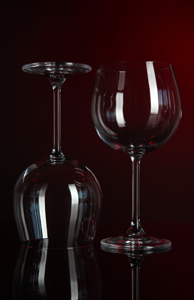 zwei Gläser auf dunkelrotem Hintergrund - Foto, Bild