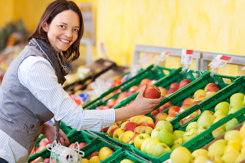 uśmiechnięta kobieta zakupu jabłek - Zdjęcie, obraz