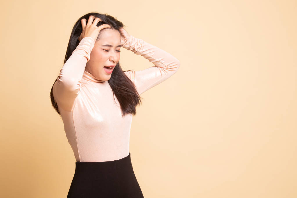 Stressé jeune femme d'affaires asiatique crier
. - Photo, image