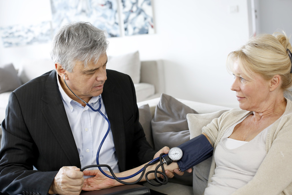 Orvos vesz vérnyomás, a beteg otthonában - Fotó, kép