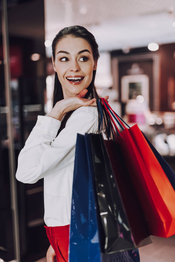 Šťastná módní dáma se chystá nakupovat uvnitř - Fotografie, Obrázek