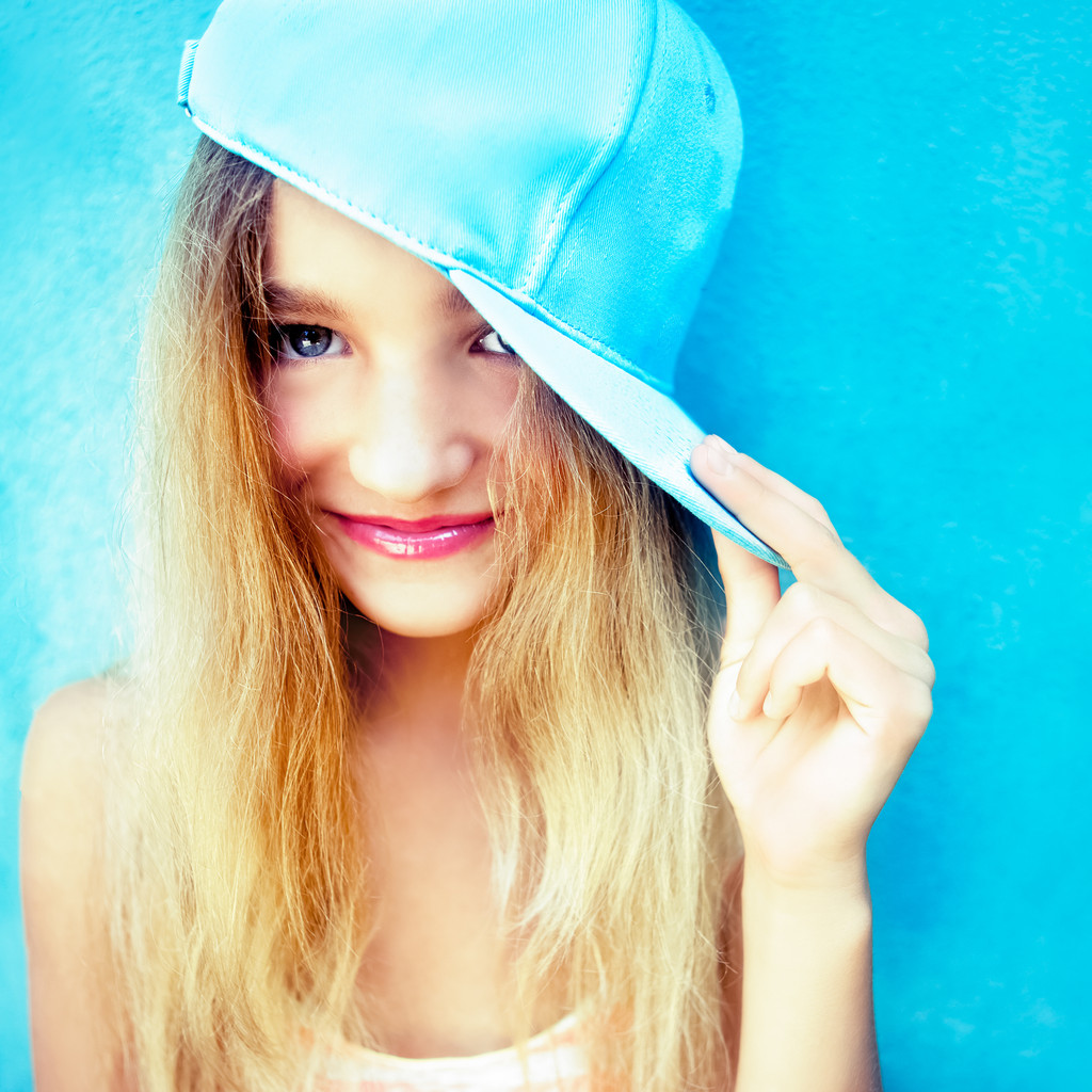Ritratto di ragazza carina adolescente in parete blu
 - Foto, immagini