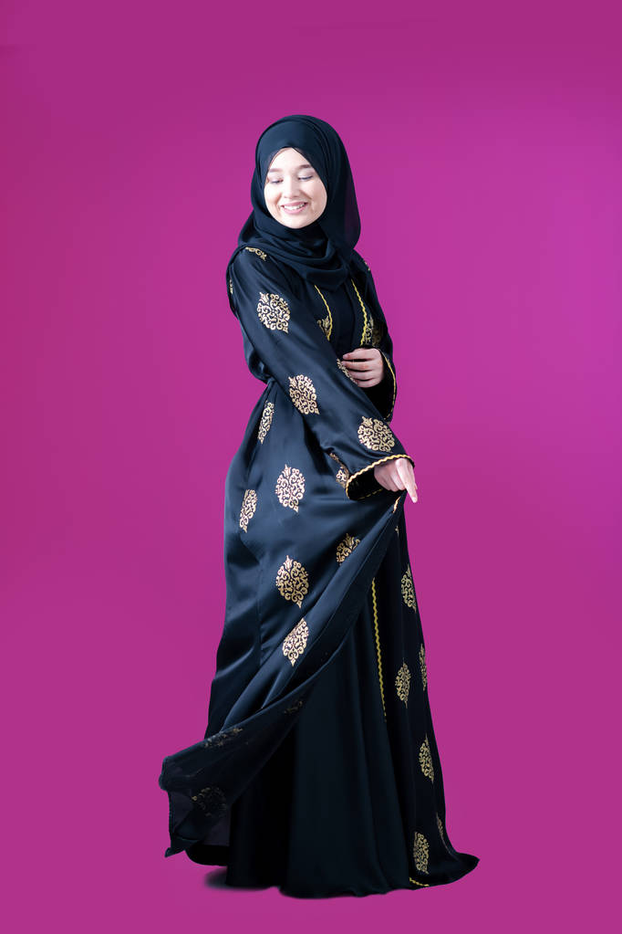 donna muscolosa con hijab in abito moderno
 - Foto, immagini