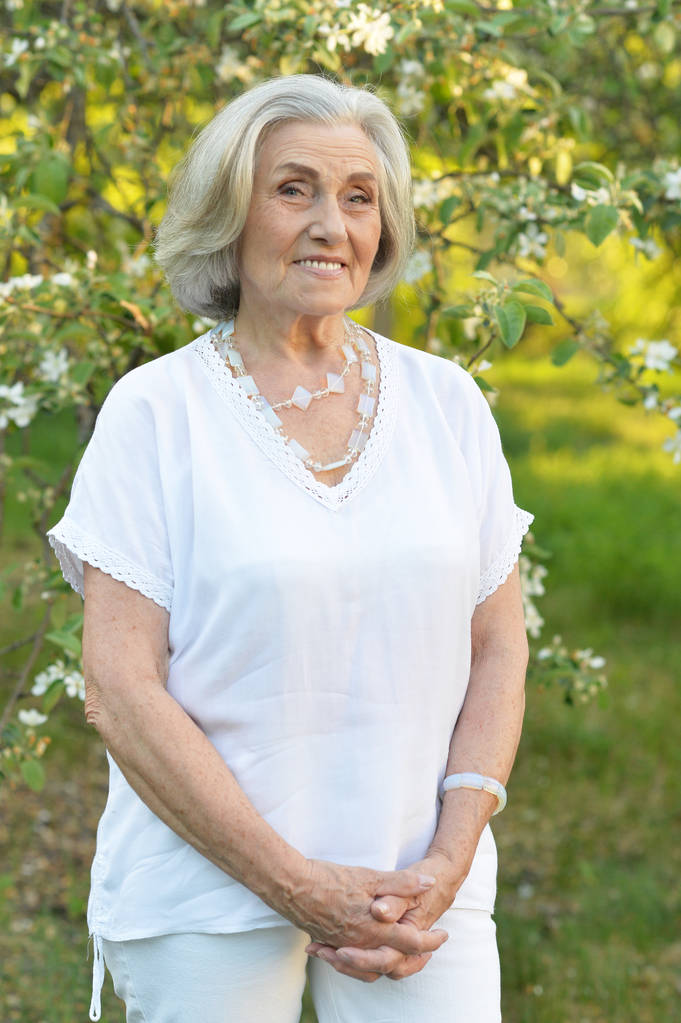 schöne lächelnde Seniorin schöne Frau im Frühlingspark - Foto, Bild
