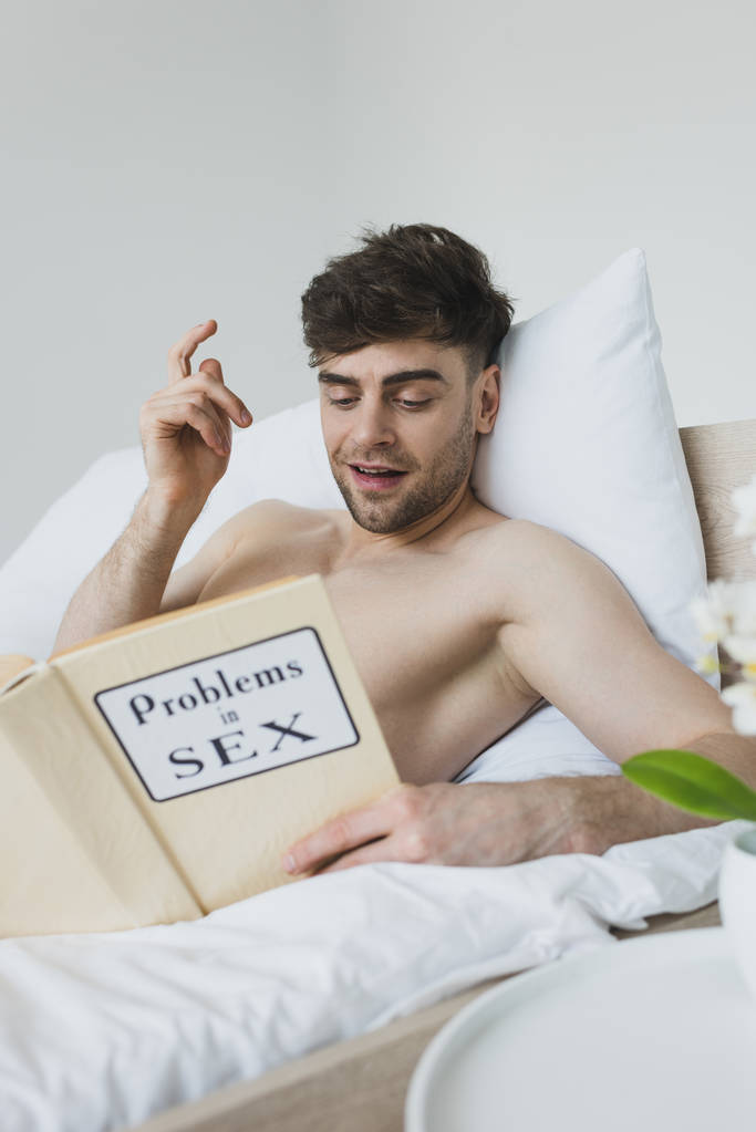 veselý muž s nápadem při čtení problémů v sexuální knize  - Fotografie, Obrázek
