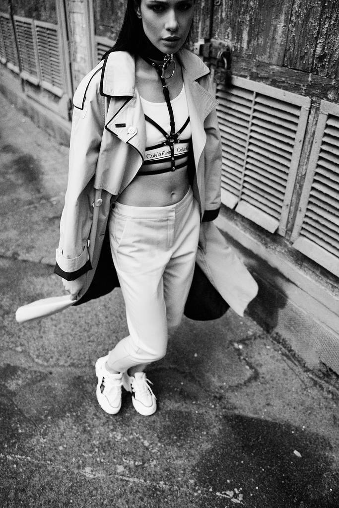Hermosa mujer joven posando en cinturón de cuero y gabardina
          - Foto, Imagen