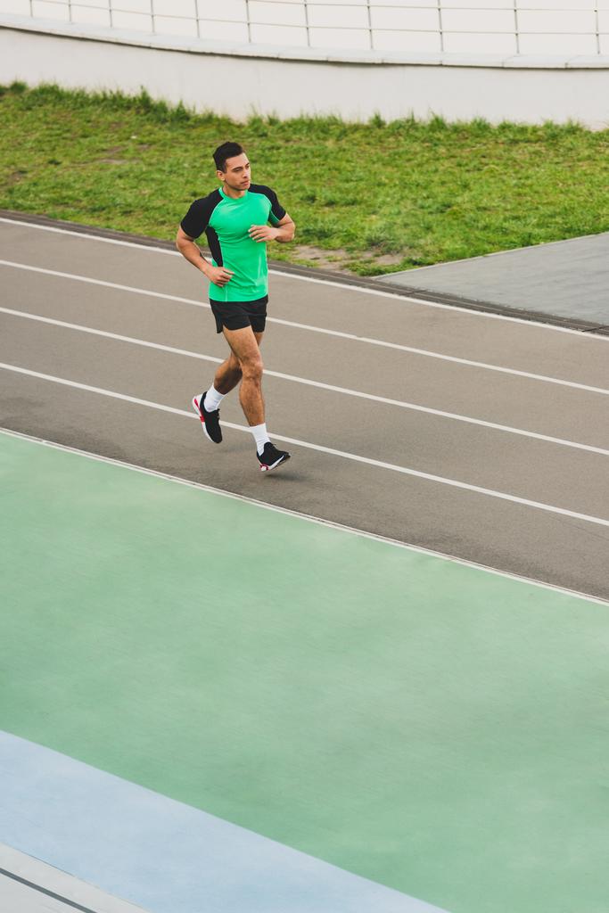 повний вигляд змішаної гонки спортсмен біжить на стадіоні
 - Фото, зображення