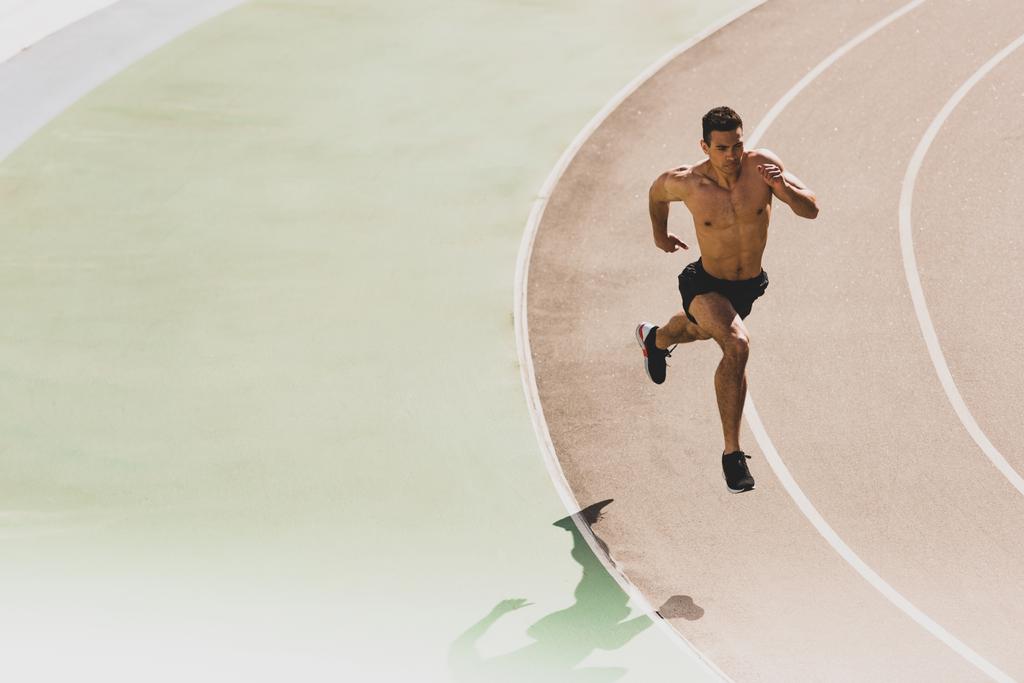 vista completa del deportista de carrera mixta corriendo en el estadio
 - Foto, Imagen