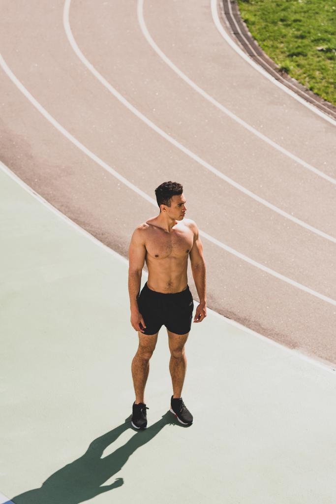 stadyumda karma yarış sporcusu ayakta tam uzunlukta görünümü - Fotoğraf, Görsel