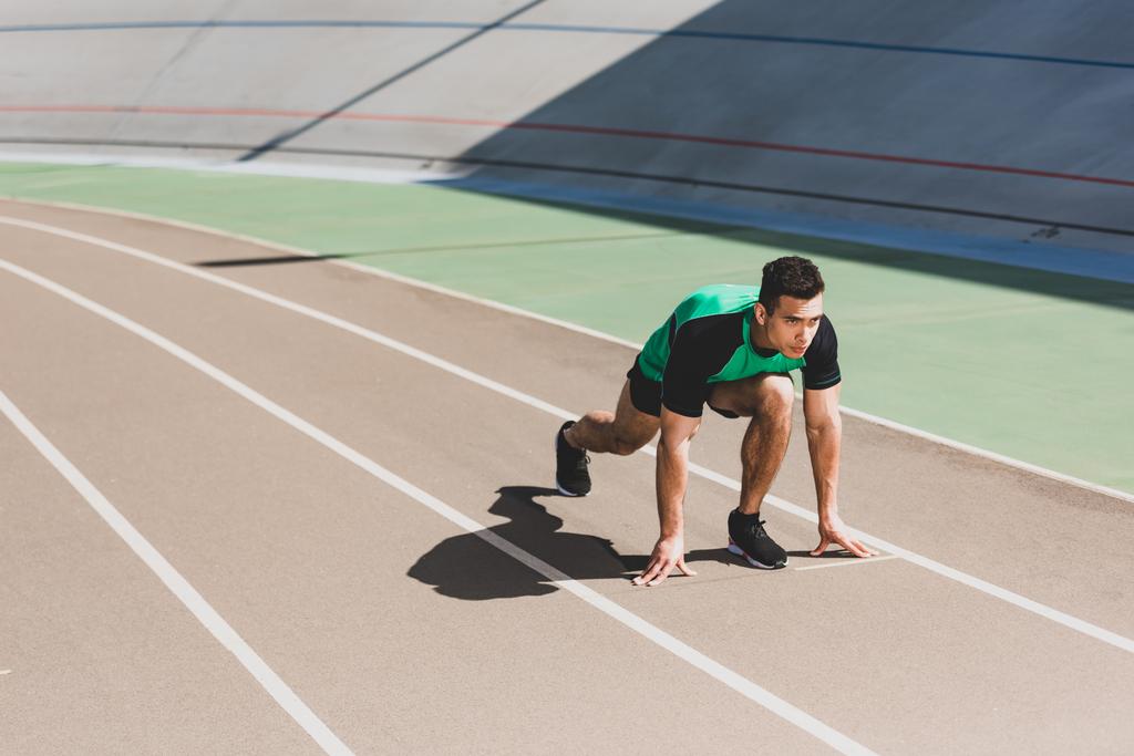 sportif mixte se préparant à courir au stade
 - Photo, image