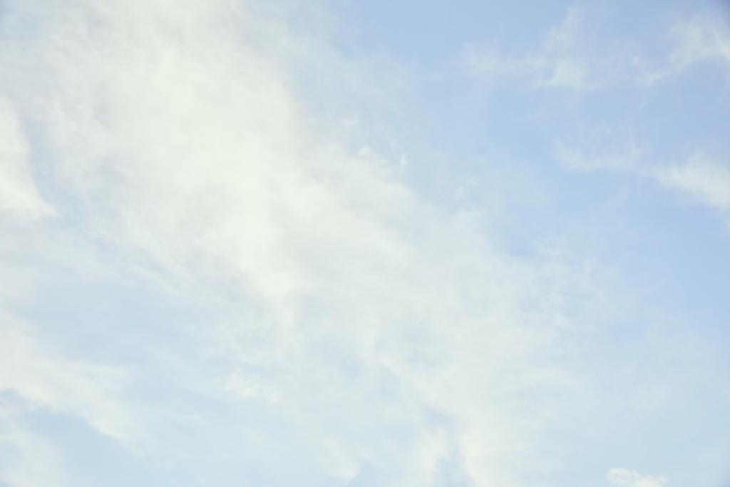 Rauhallinen vaaleansininen taivas valkoisilla pilvillä ja kopioi tilaa
 - Valokuva, kuva
