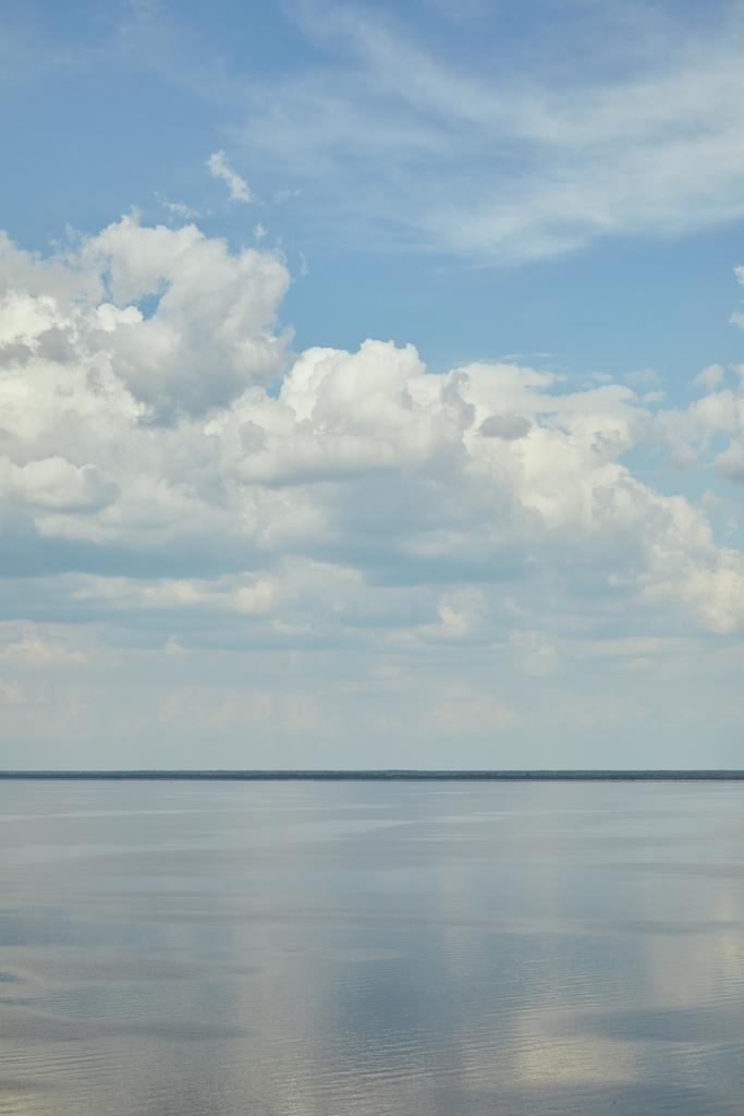 青空に川と白い雲が立ちはがった静かな風景 - 写真・画像