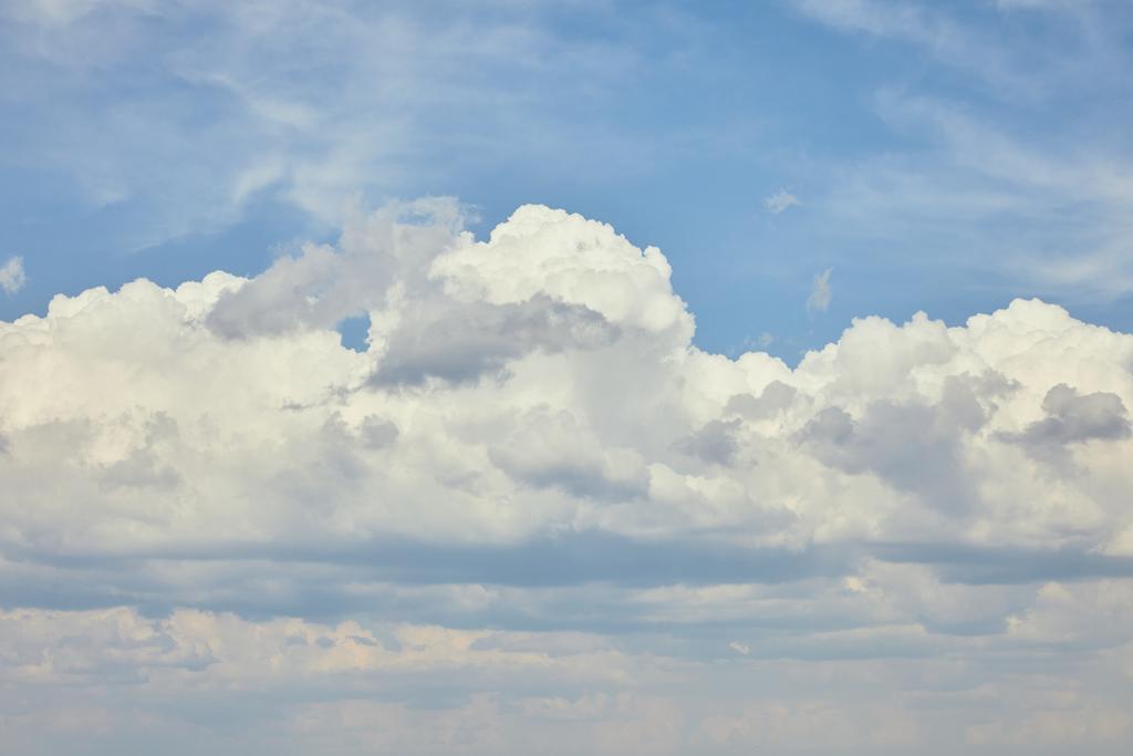 blauwe hemel met witte wolken en kopieer ruimte - Foto, afbeelding