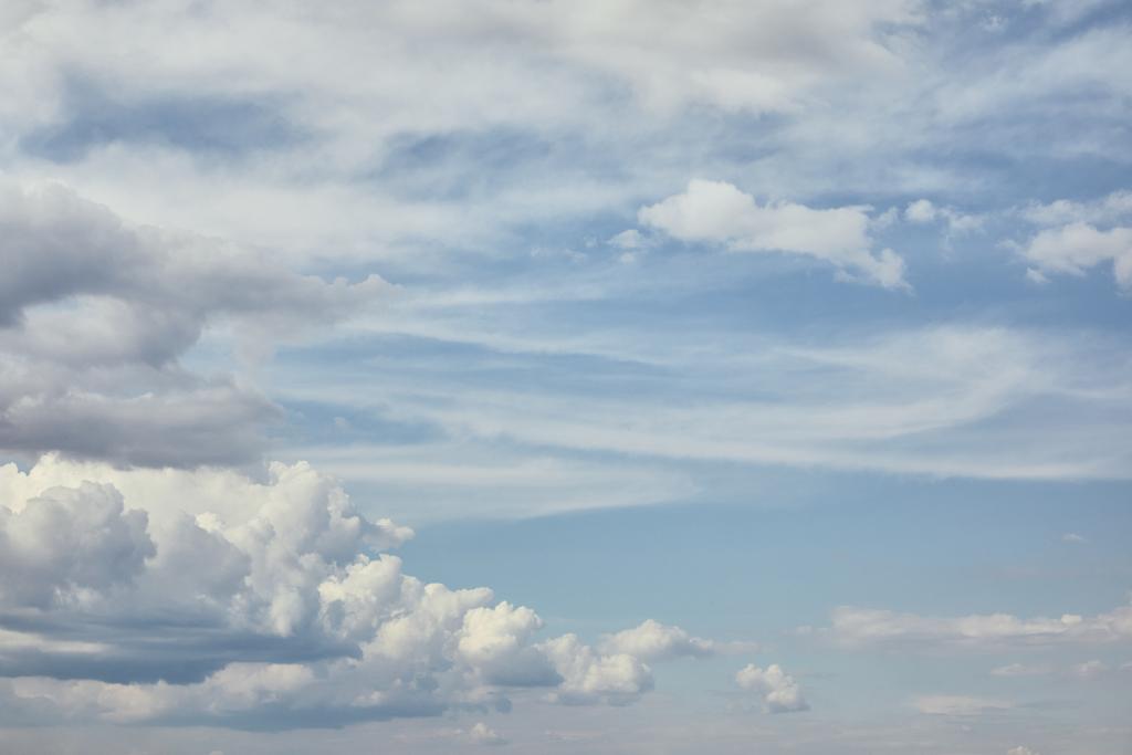 Vreedzame witte wolken op de blauwe hemel met Kopieer ruimte - Foto, afbeelding
