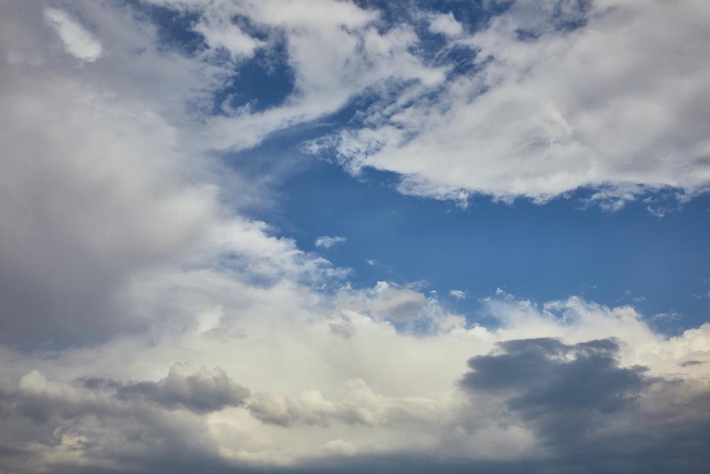Cielo pacífico con nubes blancas y espacio de copia
 - Foto, imagen