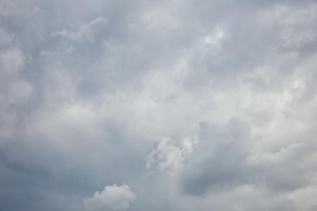コピースペースを持つ青空の平和な白い雲 - 写真・画像