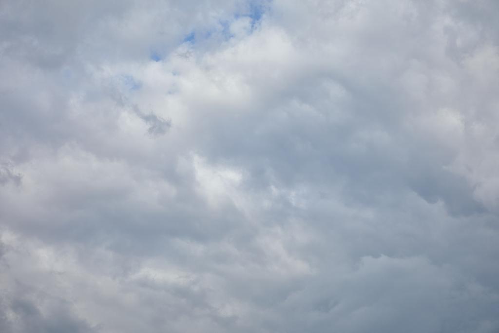 Temná obloha s bílými mraky a prostor pro kopírování - Fotografie, Obrázek