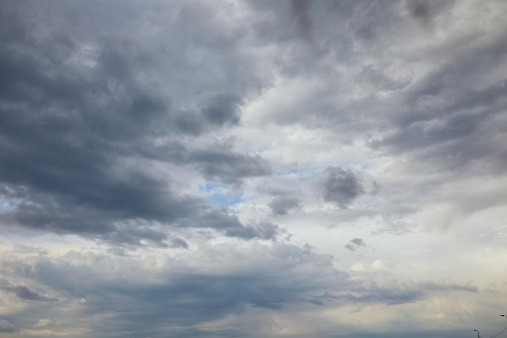 Mraky zatažené na modré obloze s prostorem pro kopírování - Fotografie, Obrázek