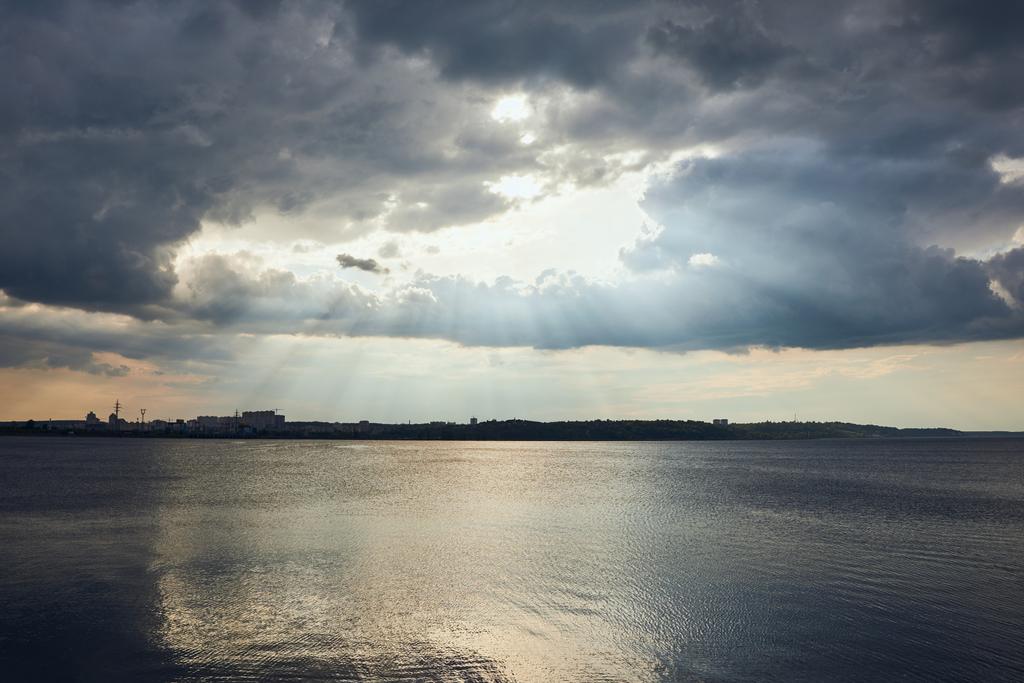 Říční pobřeží, přetavené počasí a mraky s slunečním zářením - Fotografie, Obrázek
