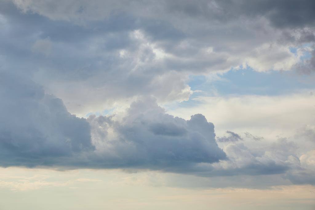 Nubes oscuras y nubladas en el cielo con espacio de copia
 - Foto, Imagen