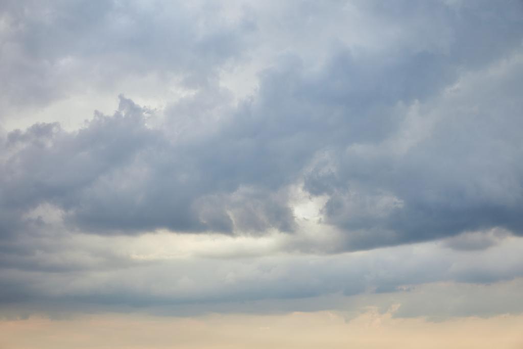 Nubes blancas pacíficas en el cielo azul con espacio de copia
 - Foto, imagen