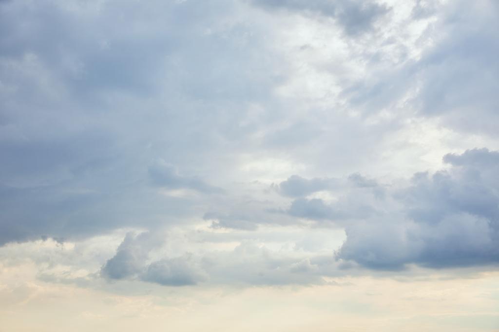 白い日差しの空の背景とコピースペース上の青い雲 - 写真・画像
