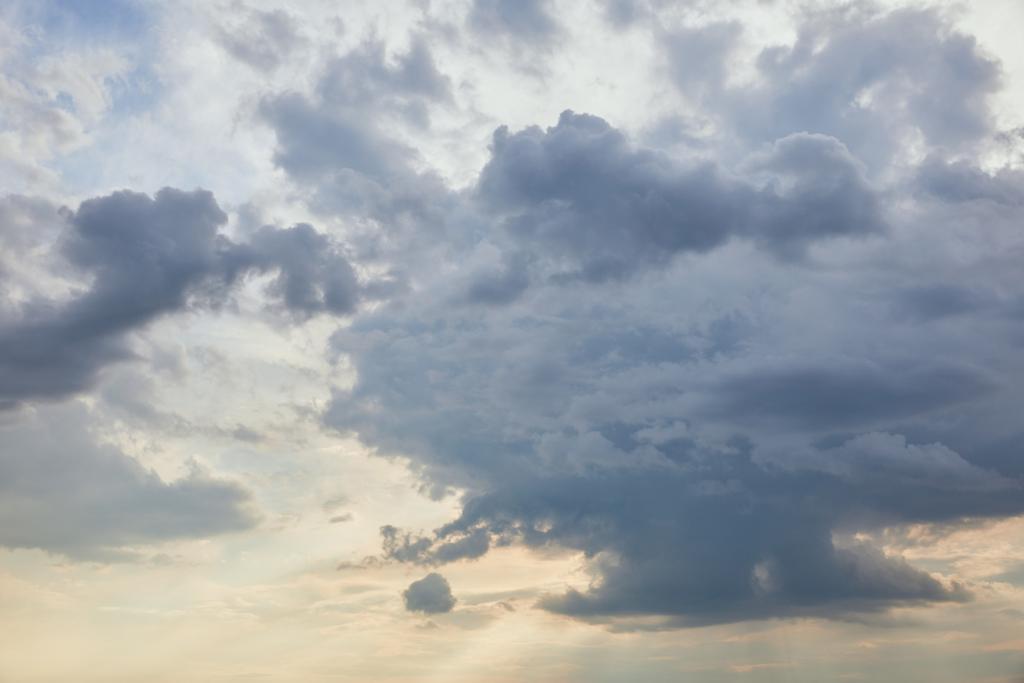 Blauwe wolken op witte zonlicht hemel achtergrond  - Foto, afbeelding