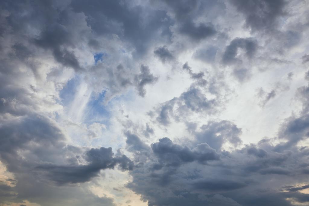 Nuvole scure su sfondo cielo blu - Foto, immagini
